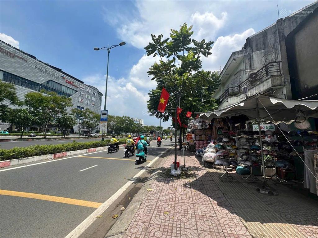 Bán nhà mặt tiền kinh doanh phạm văn đồng kha vạn cân kinh doanh ngày đêm đối diện gigamaill.