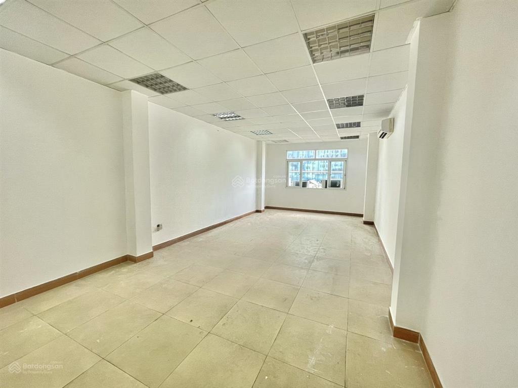 Chính chủ cho thuê văn phòng 40m2 vuông vức ngay mặt tiền đường lê quốc hưng, p13, quận 4