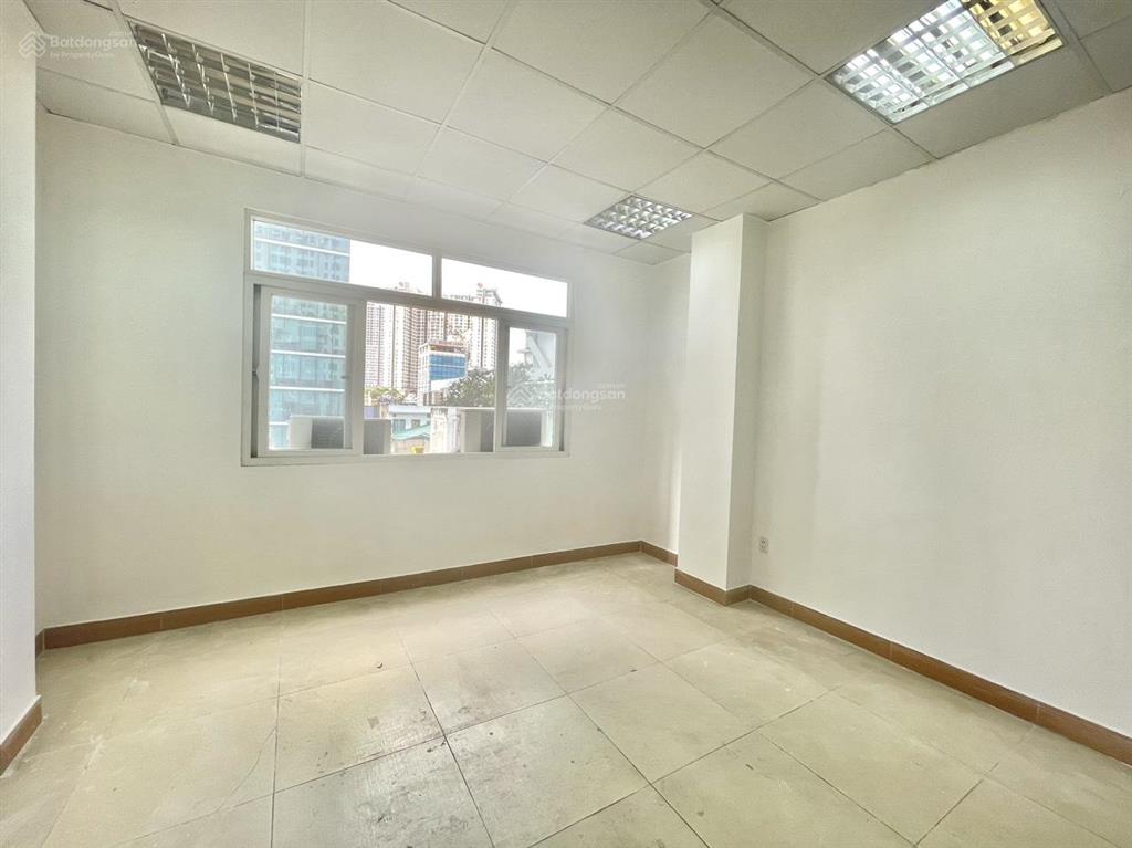 Chính chủ cho thuê văn phòng 40m2 vuông vức ngay mặt tiền đường lê quốc hưng, p13, quận 4