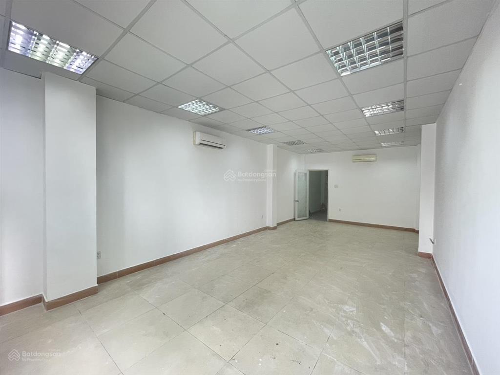 Chính chủ cho thuê văn phòng 40m2 vuông vức ngay mặt tiền đường lê quốc hưng, p13, quận 4