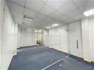 Chính chủ cho thuê văn phòng 35m2 vuông vức ngay mặt tiền đường lê quốc hưng, p13, quận 4