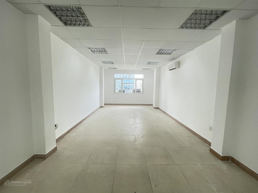 Chính chủ cho thuê văn phòng 40m2 vuông vức ngay mặt tiền đường lê quốc hưng, p13, quận 4
