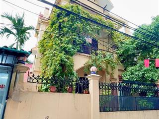 Bán biệt thự 3 tầng rộng 204m2 tại ngõ 2 hoàng quốc việt, gara 2 ô tô, ngõ thông, đi bộ ra phố 30s
