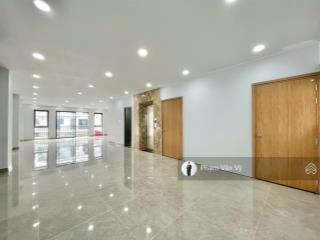 Văn phòng vạn phúc 7x15m, thang máy, máy lạnh, xe free, ngăn vách cầu thang, vị trí đẹp, giá 13tr
