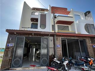 Bán nhà 2 tầng mới xây sổ hoàn công đầy đủ mặt tiền đường đt826 gần kcn cầu tràm bình chánh