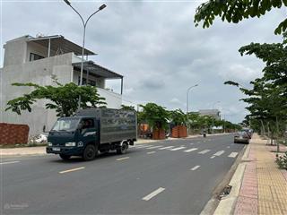 Ngộp bán gấp  lô đường chính 20m 114m2 ngay trung tâm. đối diện trường học. giá 2ty150 ( tl)