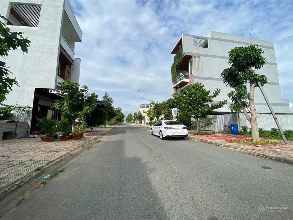 Xây nhà cho con. tôi bán gấp lô 105m2. giá 2,25t  đối diện trường học an thuận. có sổ. tc100%