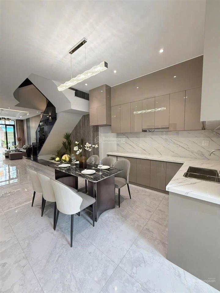 Nhà mặt tiền nguyễn văn công , 86m2 , 5 tầng chỉ 13.5 tỷ  đang cho thuê 30tr/tháng