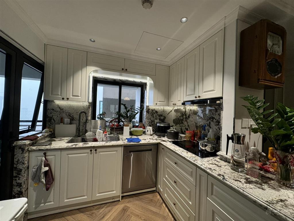 Bán căn góc 137m2 full đồ cao cấp, có slot đỗ xe ô tô,tầng trung hướng đông bắc tại mulberry lane