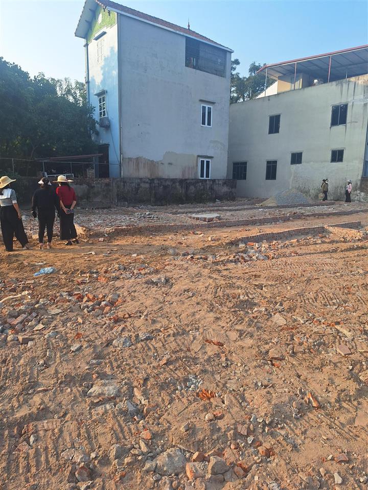 Chính chủ bán mảnh đất 80m sổ đỏ giá hơn 3 tỷ. bám vimhome olympic và cụm công ghiệp tân ước.