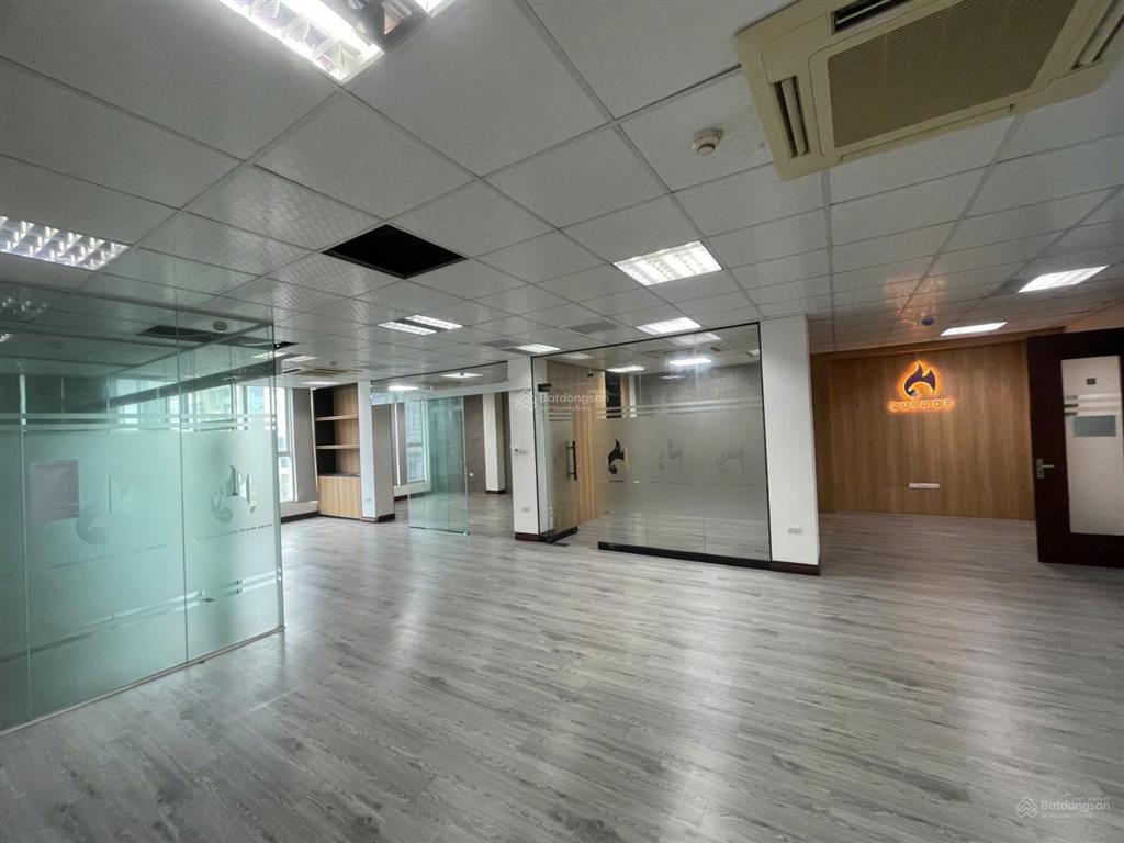 Vp dt 110m2 giá 18tr/th phố trần thái tông sàn đẹp hiếm