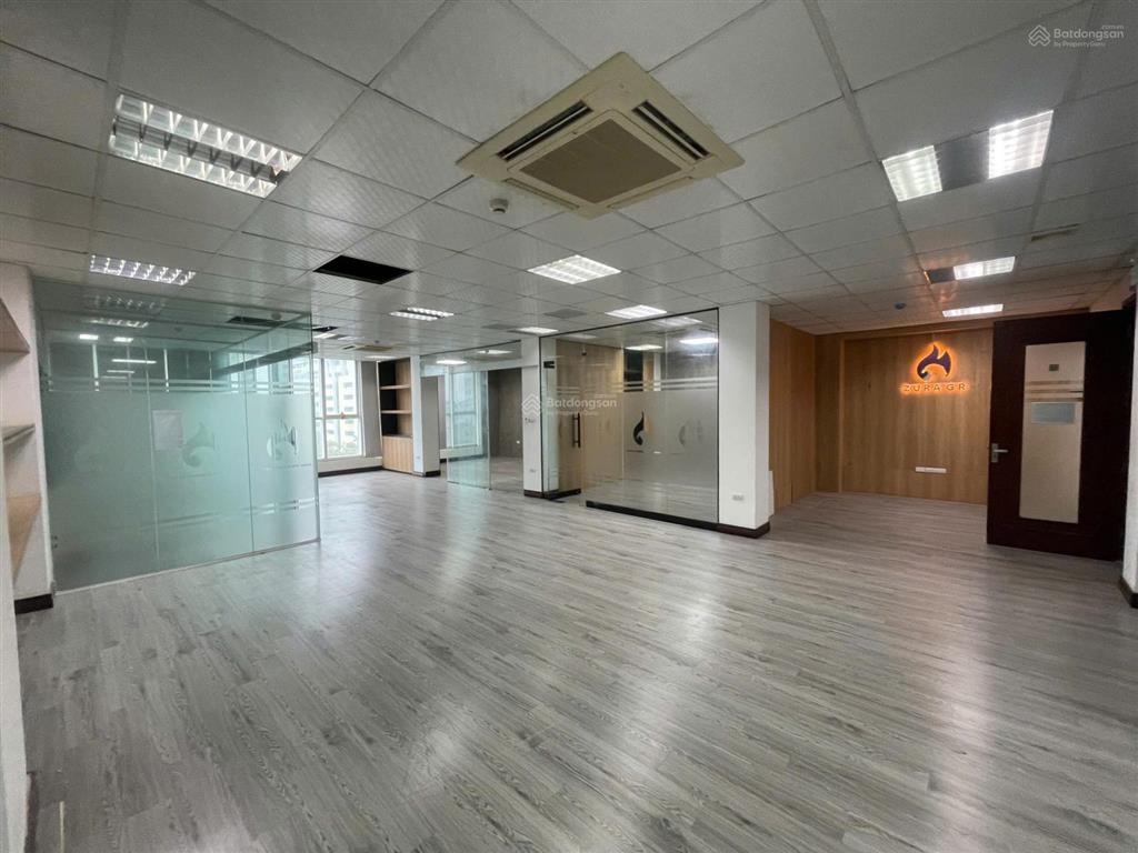 Vp dt 110m2 giá 18tr/th phố trần thái tông sàn đẹp hiếm