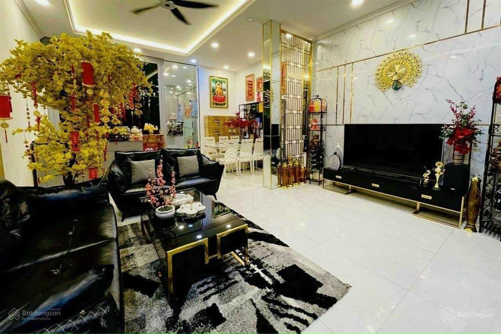 Gia đình tôi cần bán biệt thự pháp trung tâm, phường 6 , quận 3. dt 10x15m, 3 lầu, giá 32.9 tỷ