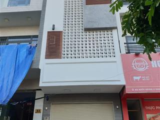 Bán nhà hẻm xe hơi quốc hương trung tâm thảo điền quận 2 dt 8.3x12m 4 tầng hđt 35tr/th giá 18.5 tỷ