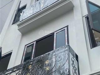 Nhà mới ở ngay 30m2 x 5 tầng ở ngay tại cầu cốc. ô tô tránh trước cổng. giá hơn 5 tỷ. gần vincom