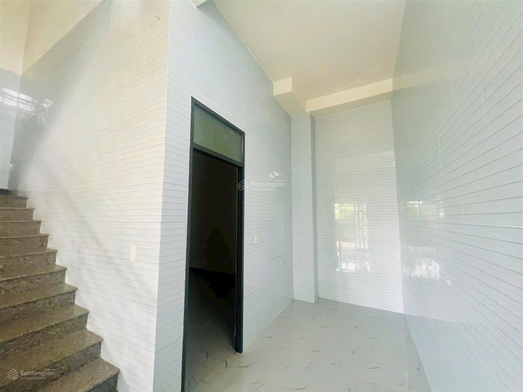 Cần bán căn nhà lầu gần chợ hòa long, tp bà rịa. nhà 1 trệt, 1 lầu, 3 phòng ngủ nằm mt đường nhựa