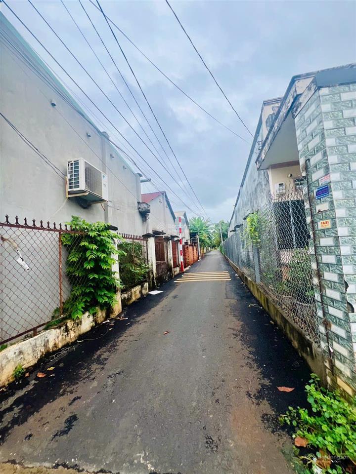 Cần bán căn nhà lầu gần chợ hòa long, tp bà rịa. nhà 1 trệt, 1 lầu, 3 phòng ngủ nằm mt đường nhựa