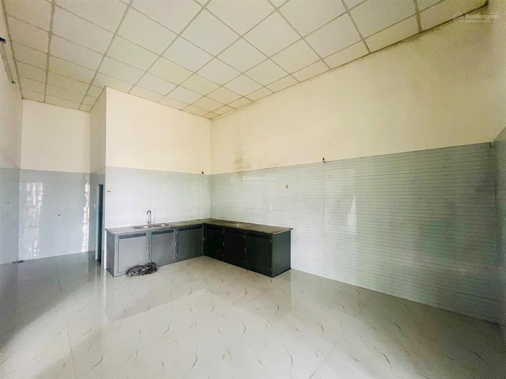 Cần bán căn nhà lầu gần chợ hòa long, tp bà rịa. nhà 1 trệt, 1 lầu, 3 phòng ngủ nằm mt đường nhựa