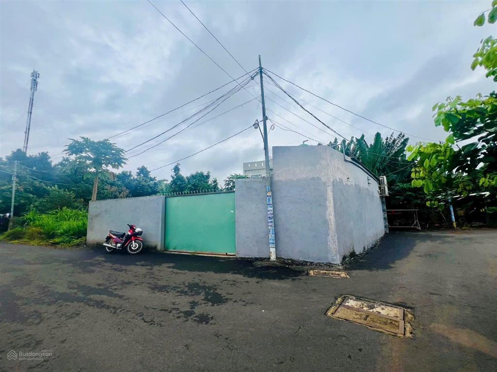 Cần bán căn nhà lầu gần chợ hòa long, tp bà rịa. nhà 1 trệt, 1 lầu, 3 phòng ngủ nằm mt đường nhựa