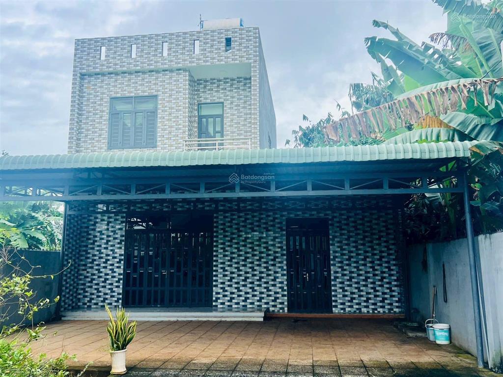 Cần bán căn nhà lầu gần chợ hòa long, tp bà rịa. nhà 1 trệt, 1 lầu, 3 phòng ngủ nằm mt đường nhựa