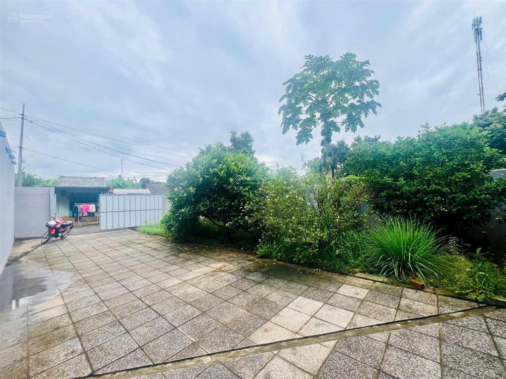 Cần bán căn nhà lầu gần chợ hòa long, tp bà rịa. nhà 1 trệt, 1 lầu, 3 phòng ngủ nằm mt đường nhựa