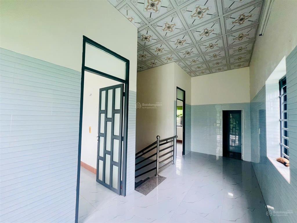 Cần bán căn nhà lầu gần chợ hòa long, tp bà rịa. nhà 1 trệt, 1 lầu, 3 phòng ngủ nằm mt đường nhựa