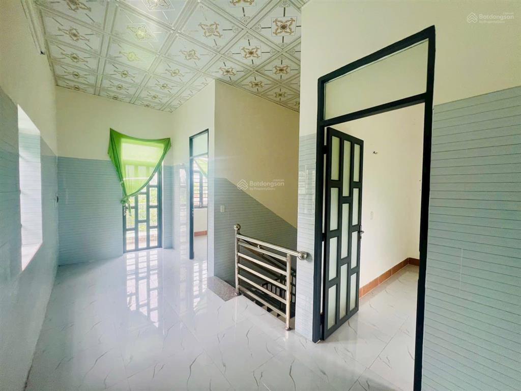 Cần bán căn nhà lầu gần chợ hòa long, tp bà rịa. nhà 1 trệt, 1 lầu, 3 phòng ngủ nằm mt đường nhựa