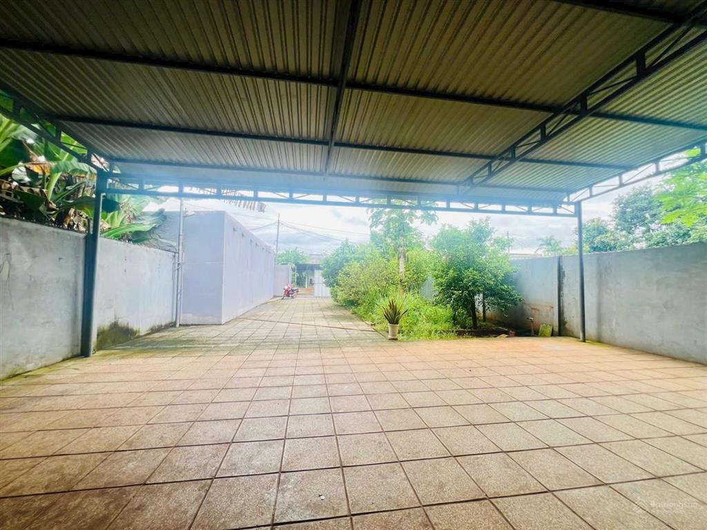 Cần bán căn nhà lầu gần chợ hòa long, tp bà rịa. nhà 1 trệt, 1 lầu, 3 phòng ngủ nằm mt đường nhựa