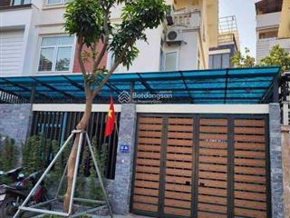 Cho thuê biệt thự làng việt kiều châu âu, nguyễn văn lộc. dt 130m2, 3,5 tầng, nhà mới đẹp, giá 33tr