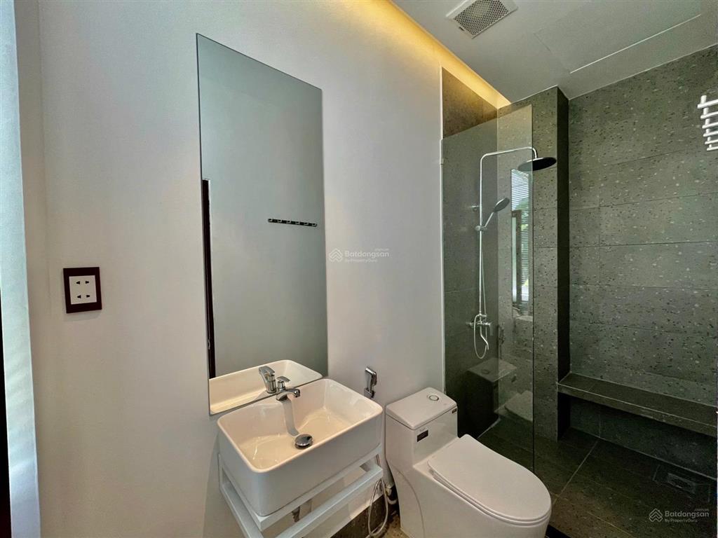 Phòng logia sân vườn cây xanh ngồi chill uống trà chiều