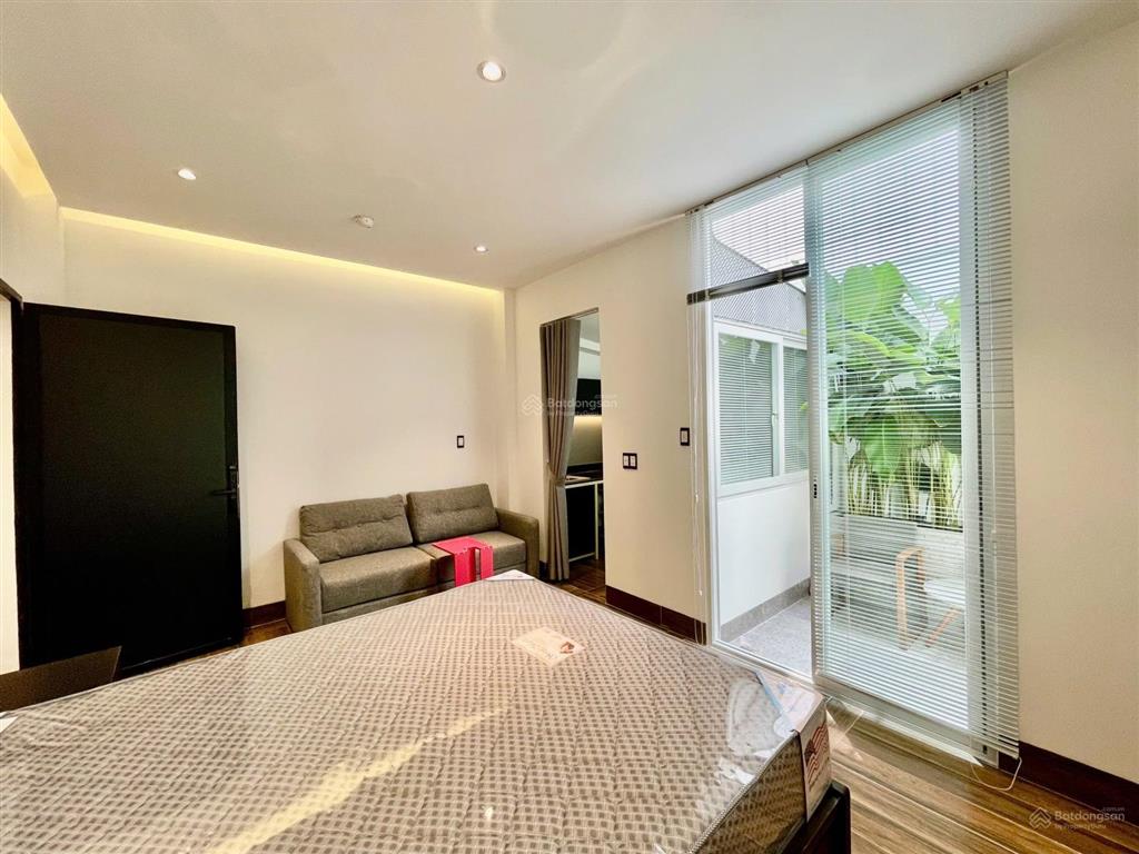 Phòng logia sân vườn cây xanh ngồi chill uống trà chiều