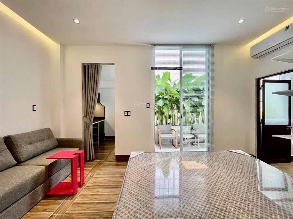 Phòng logia sân vườn cây xanh ngồi chill uống trà chiều