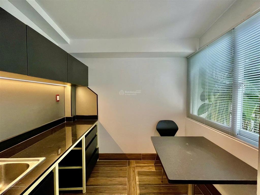 Phòng logia sân vườn cây xanh ngồi chill uống trà chiều