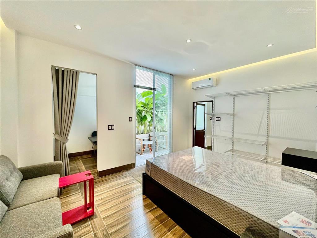 Phòng logia sân vườn cây xanh ngồi chill uống trà chiều