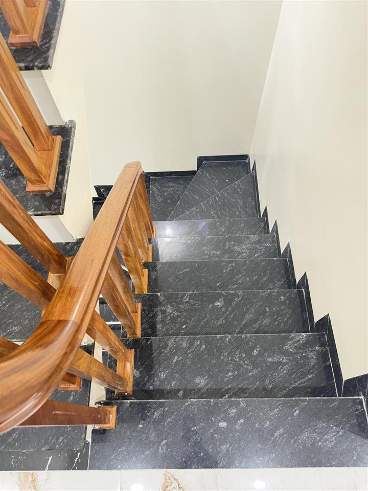 Nhà tân mai  50/56 m2 6 tầng thang máy  kinh doanh sầm uất ngày đêm  oto đỗ của vào nhà 22 tỷ
