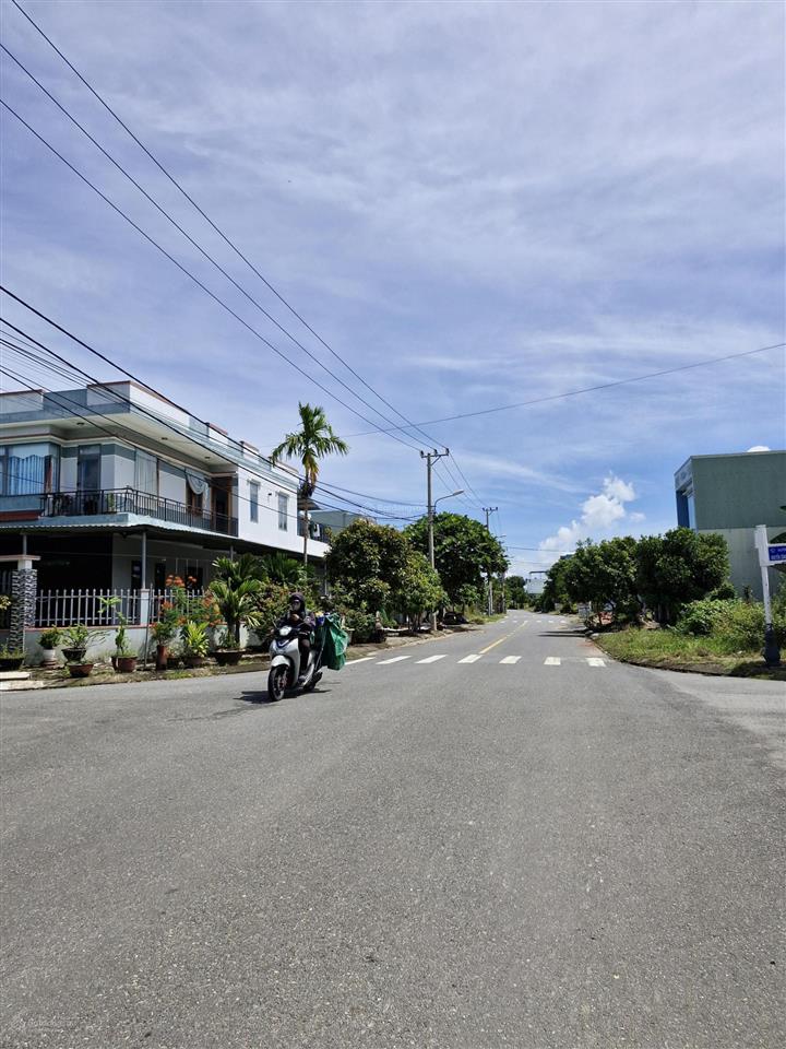 Chào bán lô góc ngã 3 hòa liên 2  view kênh mát mẻ. gần đường đt 601  ngan 9m3  giá 5,25 tỷ