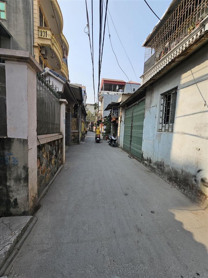 5.76 tỷ. ở đầu tư. lô đất 48m2. mặt tiền 4m. đường 2,9m. cách ôtô 150m. xuân phương nam từ liêm