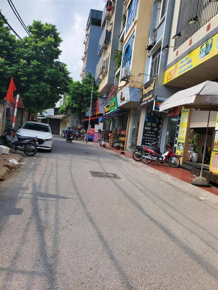 10.2 tỷ. có thể cho thuê đất. thửa đất 60m2. mặt tiền 5m. đường 5m. mặt chợ nguyên xá  btl