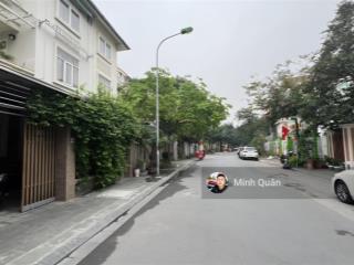 Bán nhà biệt thự làng việt kiều châu âu, 192m mt 8.8m, 4 tầng sân vườn.
