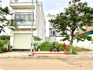 Tôi bán lô đất cạnh nhà. dt 5m x 16m đất thổ cư. khu dân cư đông đúc. đường nhựa xe hơi chạy vivu