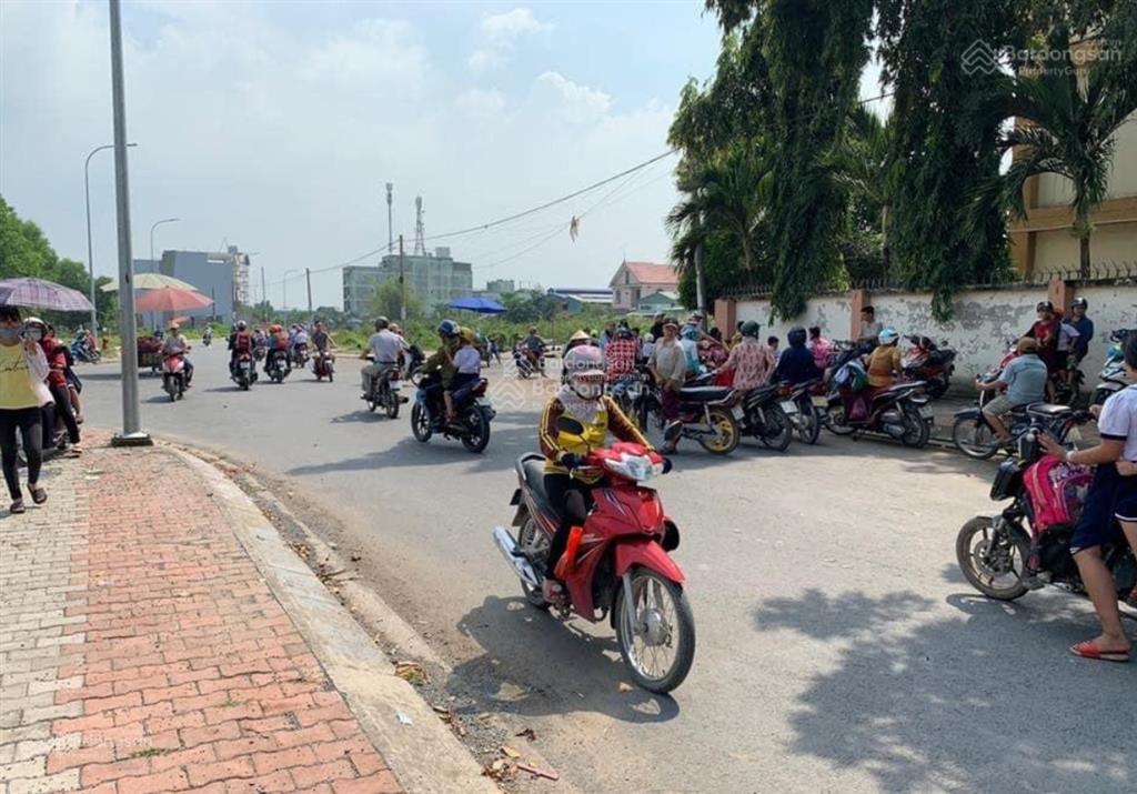 Tôi cần bán đất tại kdc củ chi. dt 5,7m x 14m thổ cư. đường nhựa 12m thuận tiện kinh doanh