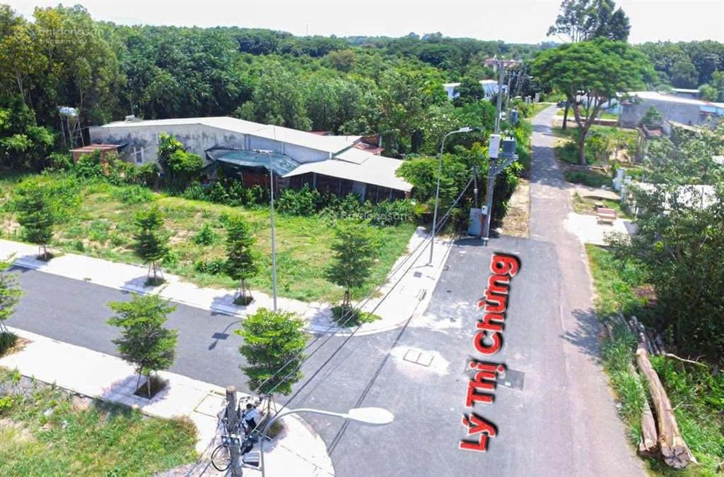 Tôi cần bán đất tại kdc củ chi. dt 5,7m x 14m thổ cư. đường nhựa 12m thuận tiện kinh doanh