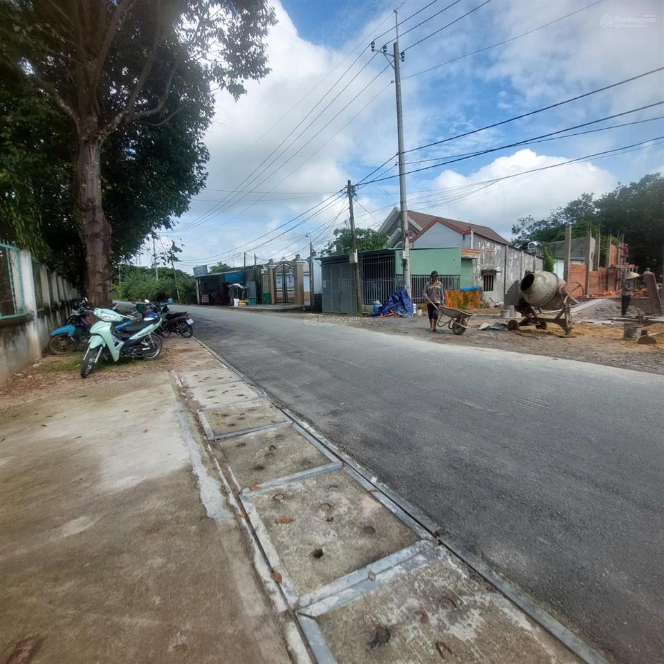 Chúng tôi cần bán đất mặt tiền đường tại củ chi. đường nhựa lớn xe tải thoải mái. dt 5m x 22m