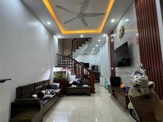 Hơn 8 tỷ, siêu phẩm trung tâm quận cầu giấy, 38m2, 4t, ô tô gần