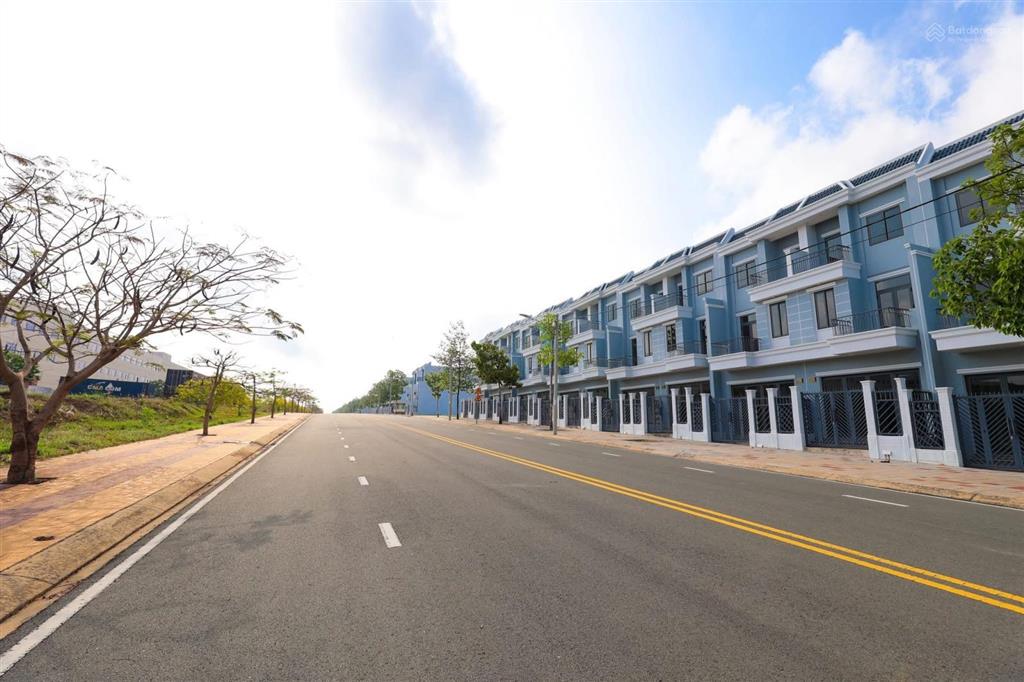 Mặt tiền shophouse thương mại  ngay cổng chính khu công nghiệp, cho thuê 17  22 triệu/ tháng