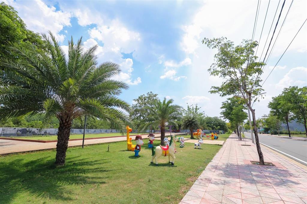 Mặt tiền shophouse thương mại  ngay cổng chính khu công nghiệp, cho thuê 17  22 triệu/ tháng