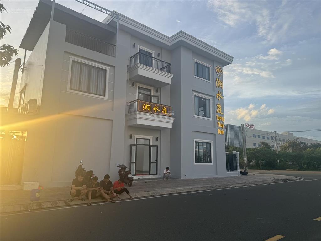 Mặt tiền shophouse thương mại  ngay cổng chính khu công nghiệp, cho thuê 17  22 triệu/ tháng