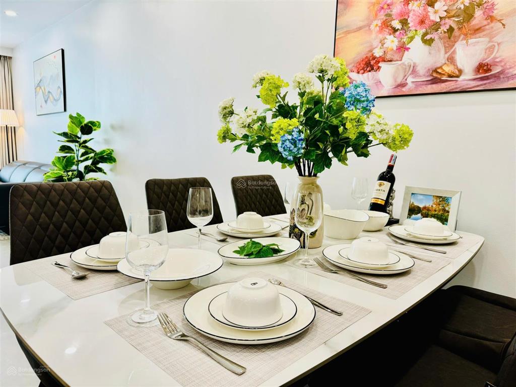 Bán gấp! d'capitale cầu giấy căn hộ 3pn 98m² toà c6, giá chỉ 14 tỷ. căn góc view hồ