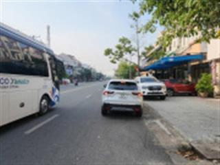 Bán lô góc 2 mặt tiền đường phạm văn đồng đối diện chợ đêm  dt 5.5x21 hướng đông nam  hđt 5 năm