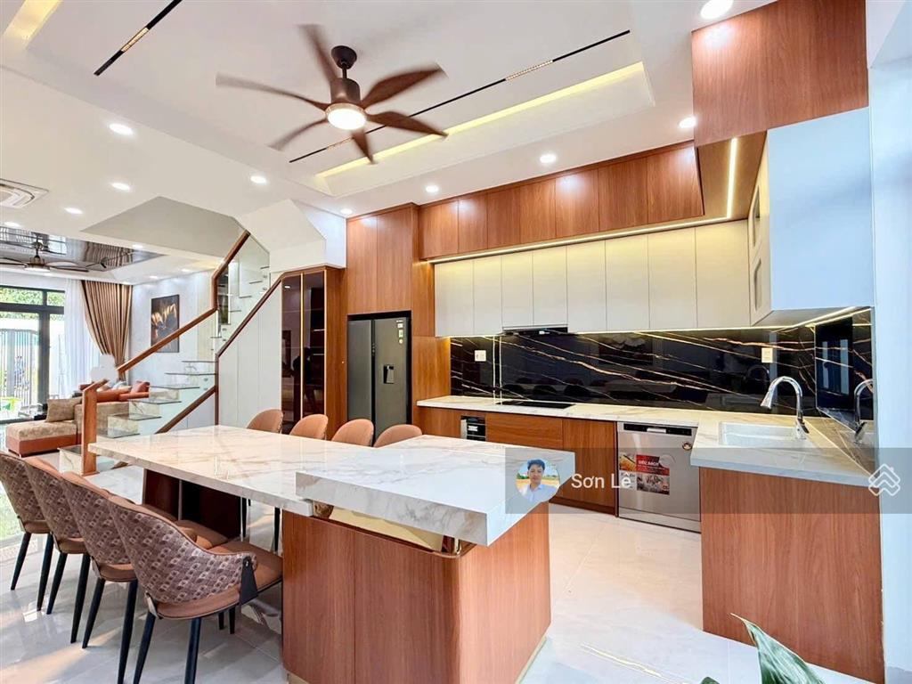 Bán nhà 3 tầng mới full nội thất cạnh gần bệnh viện đa khoa, gần trung tâm hành chính. giá 8.650 ty